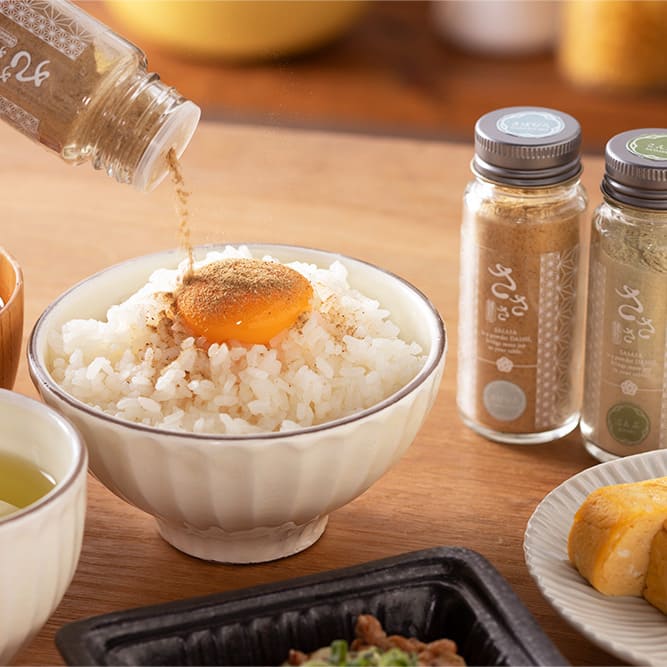ご飯に「さささ」をかけている様子